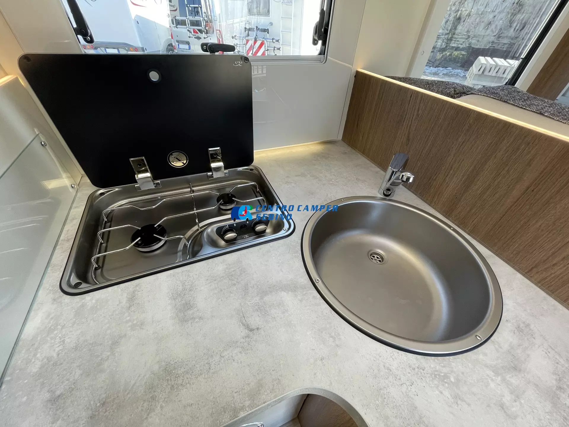 Elnagh Baron 573 camper semintegrale 7,45 mt 4 posti con letti gemelli, maxi garage e bagno con doccia separata
