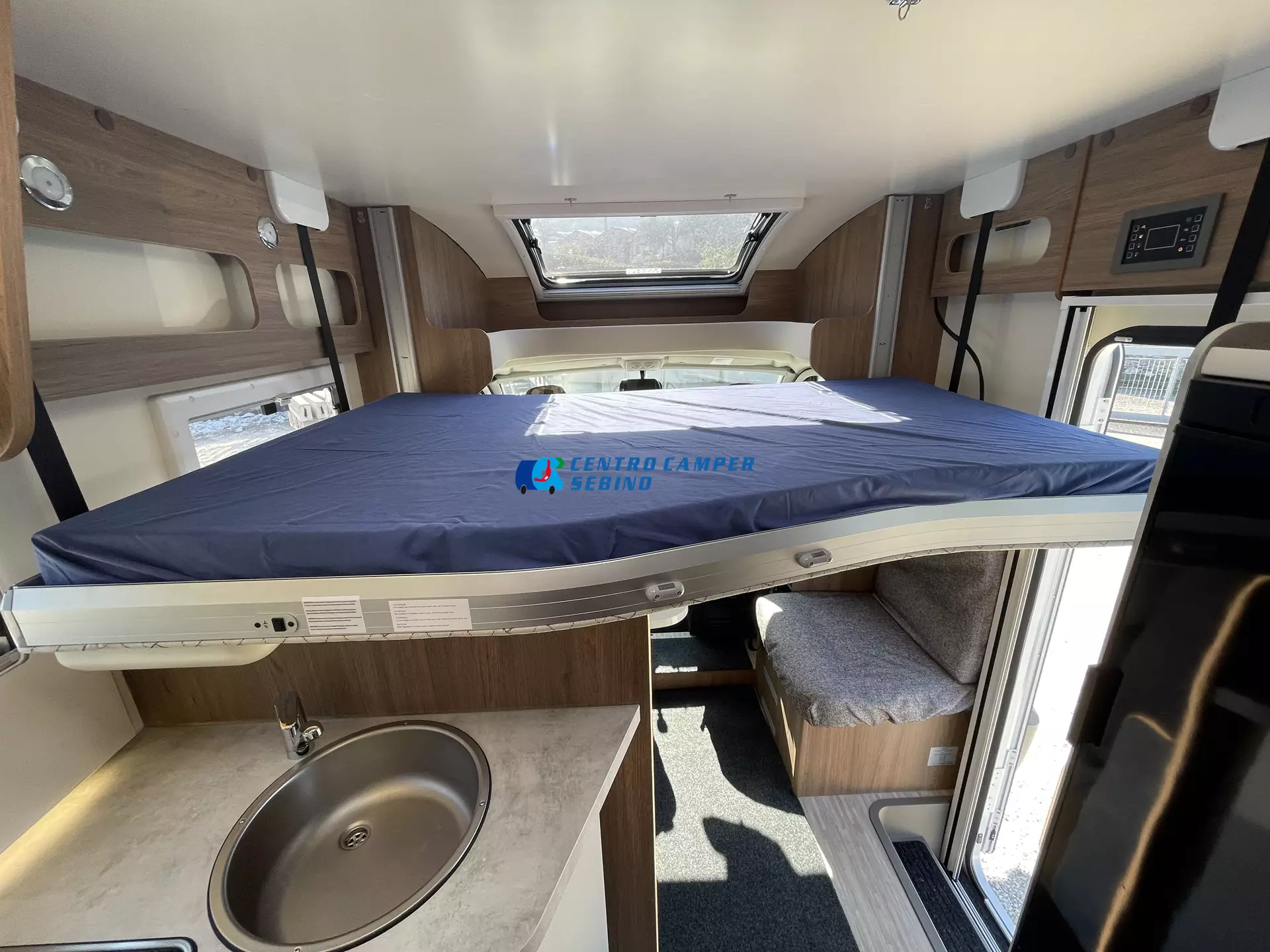 Elnagh Baron 573 camper semintegrale 7,45 mt 4 posti con letti gemelli, maxi garage e bagno con doccia separata