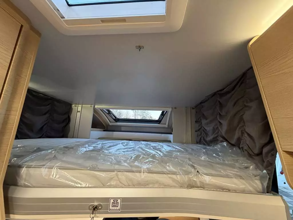 Letto basculante sopra dinette