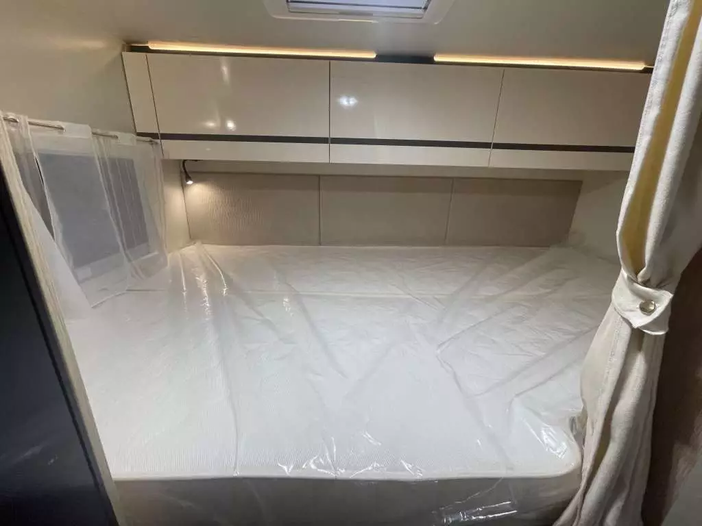 Letto matrimoniale posteriore trasversale