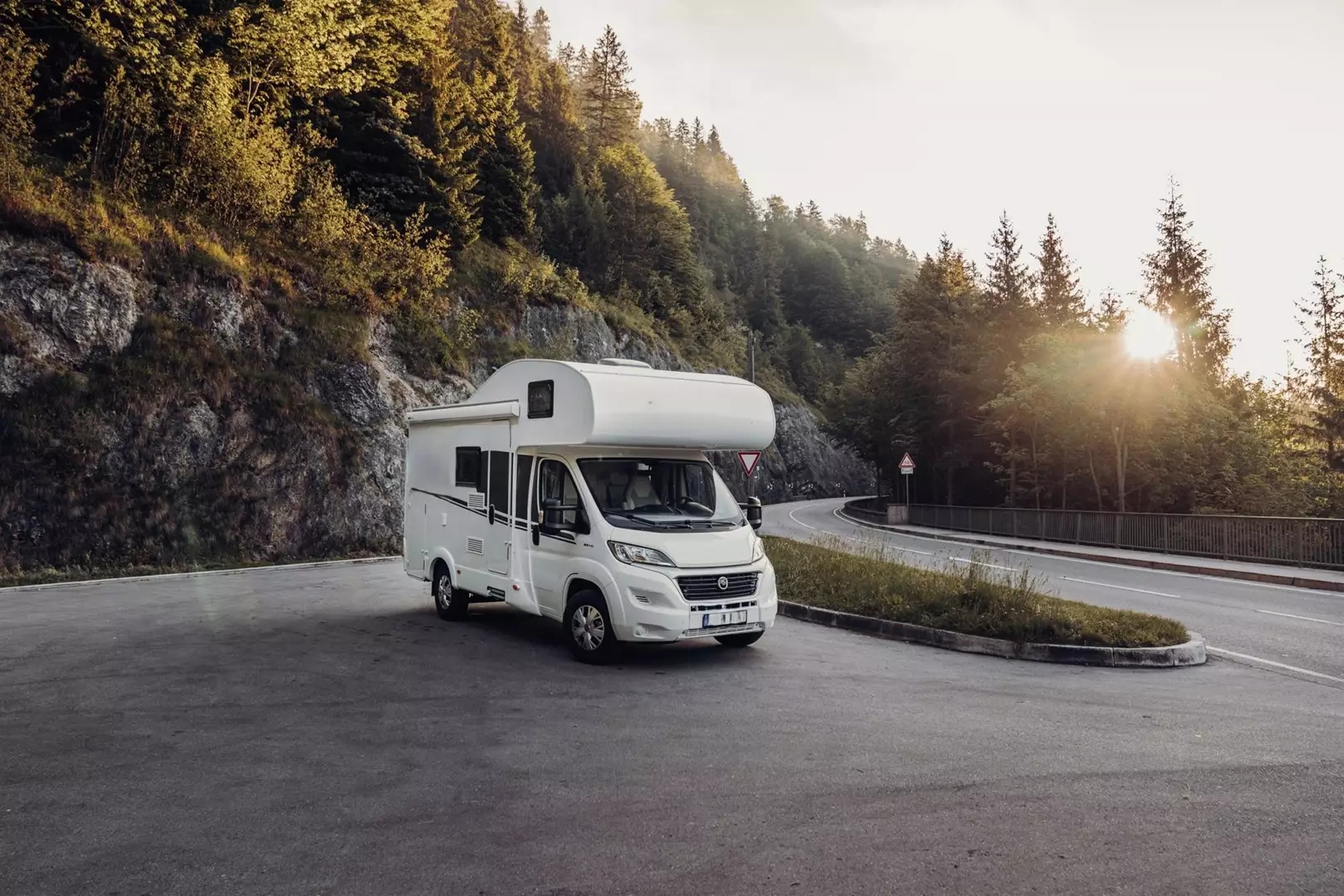 camper mansardato in paesaggio montano
