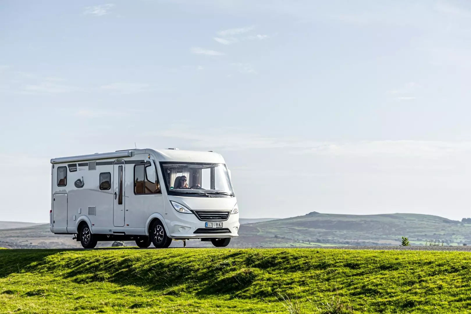 Motorhome su prato con cielo azzurro